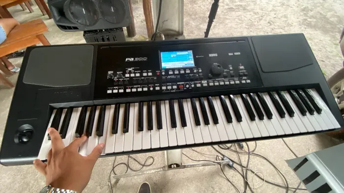 TECLADO KORG PA 300