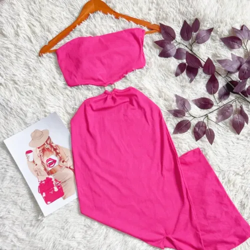 Vestido midi feminino pink com fenda, modelo justo que modela 