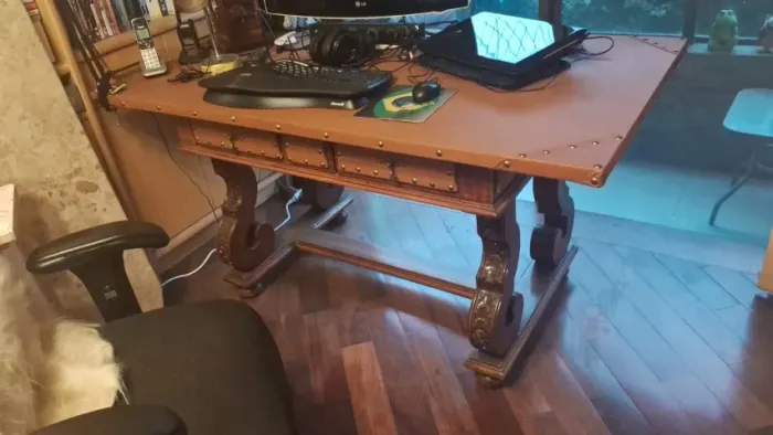 MESA DE LUXO DE ESCRITÓRIO ANTIGA DE MADEIRA RECEM RESTAURADO.
