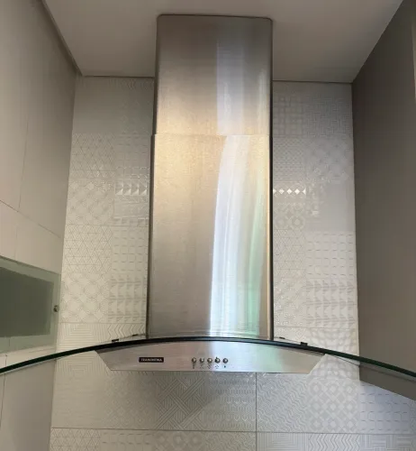 um cooktop, um exaustor (ou coifa) e um forno de embutir usados em bom estado.