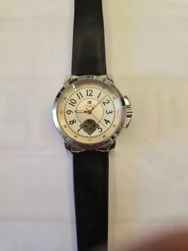 Relógio Tommy Hilfiger, automático, caixa cromada.