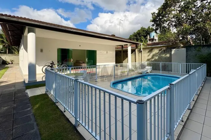 Casa de 325m com 3 suítes + dependência, piscina privativa e vaga para 11 carros. Condomín