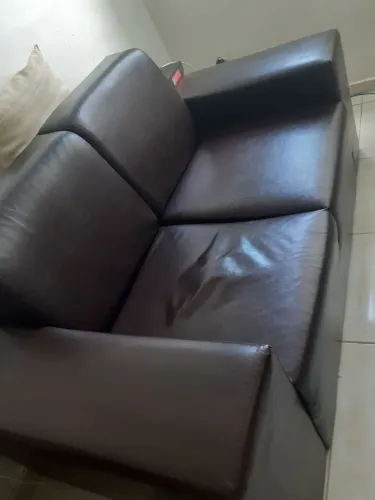 Vendo um sofá em couro de dois lugares com um ano de uso. Motivo viagem