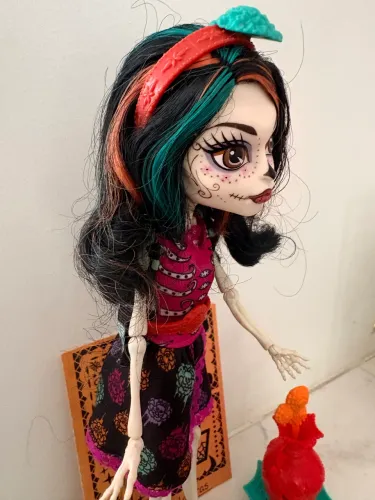 Boneca Monster High Skelita Calaveras Aula De Arte / Art Class