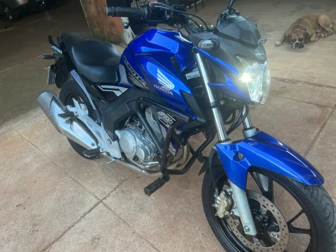 Vendo moto CB 250 Twister-Novíssima KM baixa