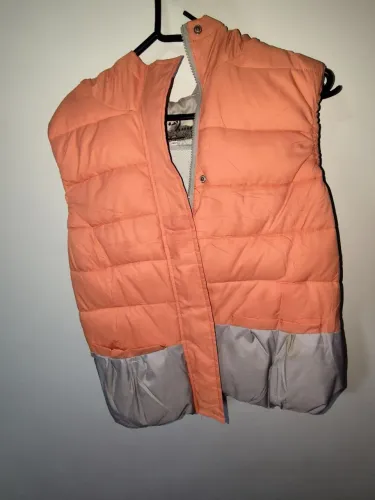 Colete feminino com touca