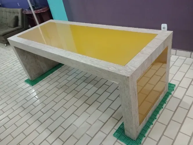 Mesa Grande Robusta com Detalhe Amarelo - 2 Metros