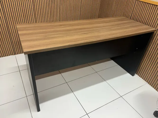 Mesa de Escritório 1,50m x 60cm Amadeirada com Pé Preto - Ótimo Estado!