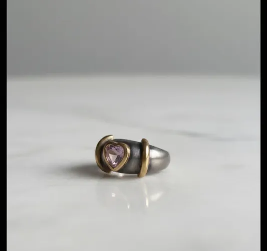 VENDO ANEL DE PRATA COM DETALHE DE OURO PURO, SUPER LINDO.