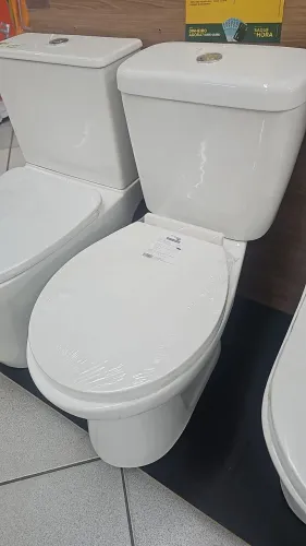 Vaso sanitário com caixa acoplada, assento softclose e kit de instalação.