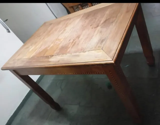 Mesa de madeira maciça em bom estado.