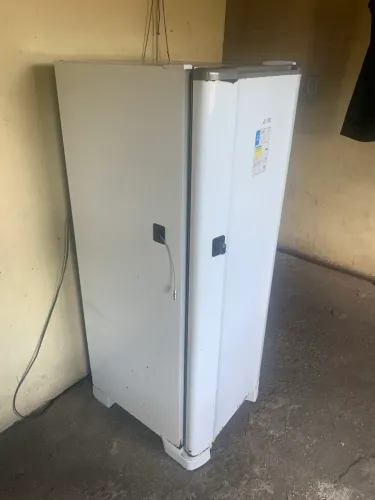 Vende- se geladeira em bom estado funcionando perfeitamente