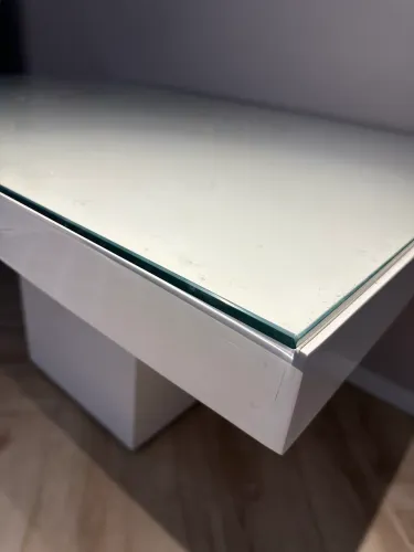 Mesa 1,40x1,00 em resina branca com vidro temperado removível 