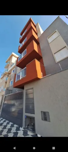 Apartamento com quintal grande e vaga de garagem