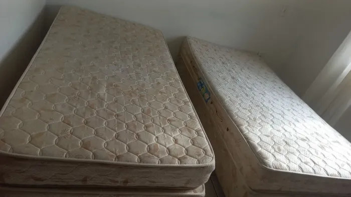 Cama de solteiro que se junta também como de casal