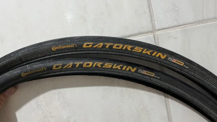 Par de pneus de Speed Gatorskin Continenal 700 x 23