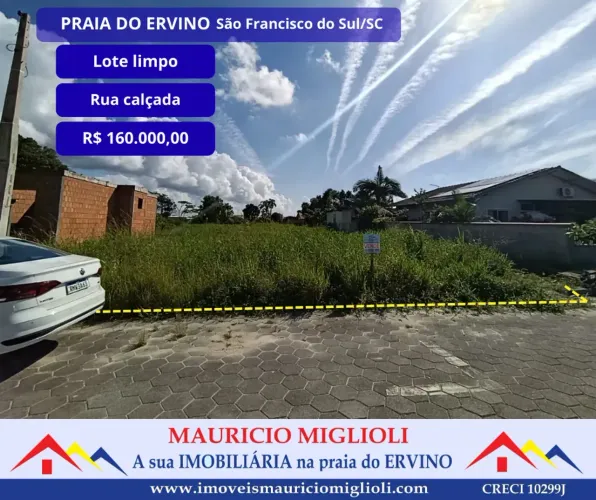 Lote limpo em rua calçada na Praia do Ervino