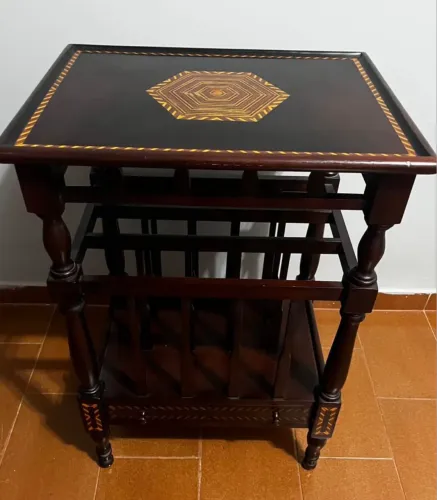 Mesa de canto ou cabeceira antiga estilo marchetaria