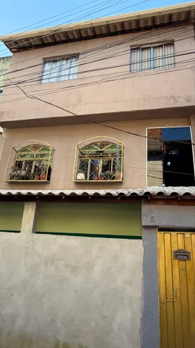 Vende-se Casa recém-reformada.
