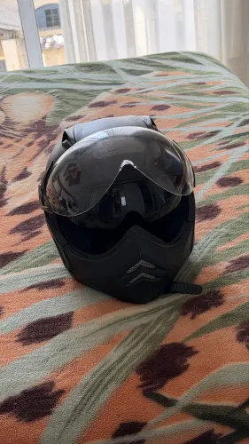 Capacete com óculos
