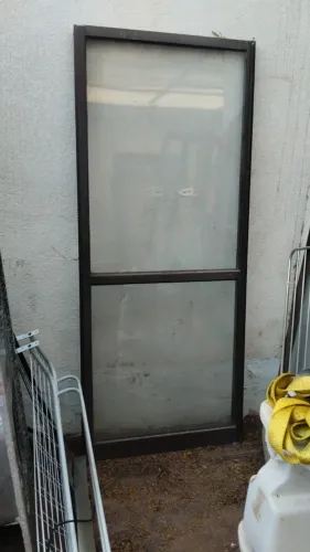 Porta de correr em alumínio e vidro 2,16x0,99 usadas bem conservadas preço R$350,00 cada