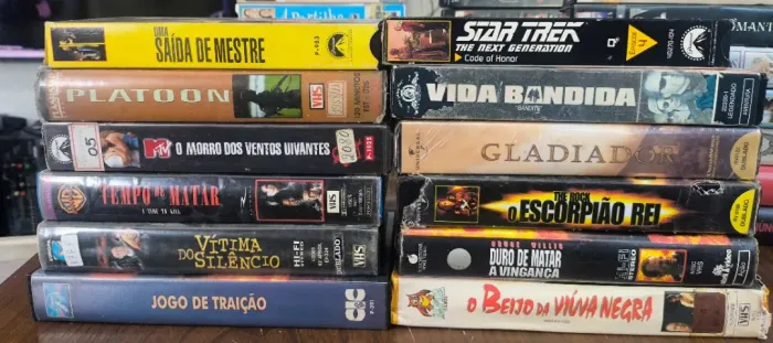 Lote de 12 fitas VHS originais, composto por uma mistura de filmes de ação, guerra, drama