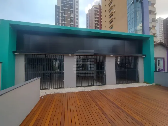 Casa Comercial para alugar no Cambuí, com salão amplo, recepção, 6 banheiros