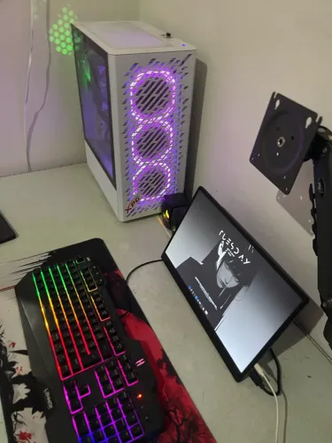 PC Gamer Ryzen 5 3600 + RX 5500 XT 8GB + 32GB RAM + SSD NVMe 1TB + Monitor Portátil 