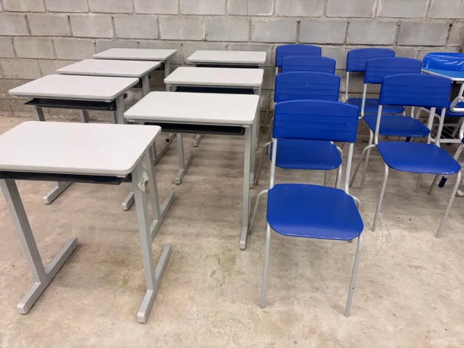 9 mesas e 9 cadeiras escolar