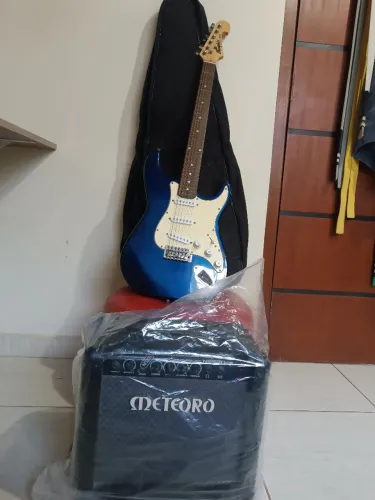 Guitarra Memphis MG22+amplificador 15W