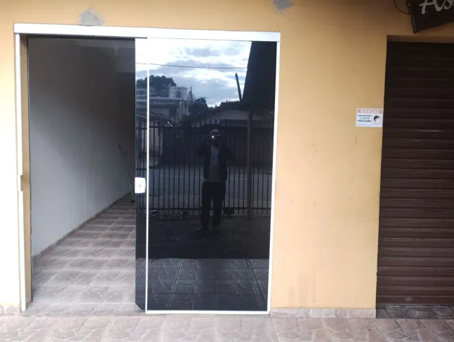 Porta de correr de vidro.