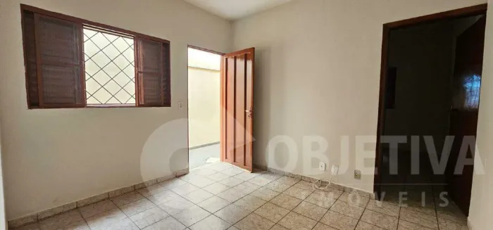 Casa para aluguel, 2 quartos, 1 vaga, SEGISMUNDO PEREIRA - UBERLANDIA/MG