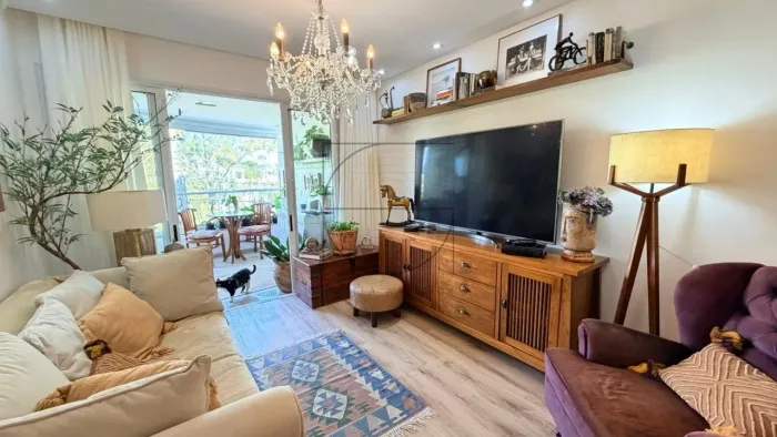 Apartamento com 3 dormitórios em Jurerê Internacional