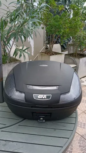 O modelo Givi E470 Monolock 47 litros