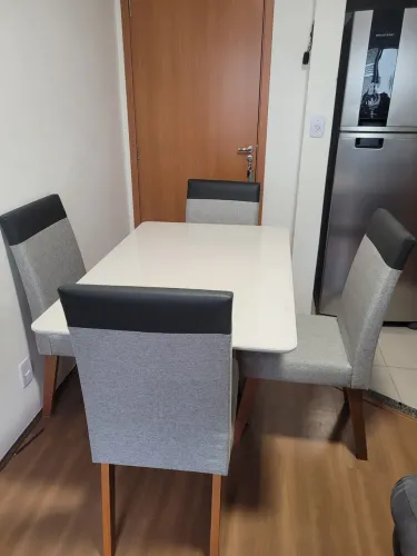 Vendo mesa com 4 cadeira