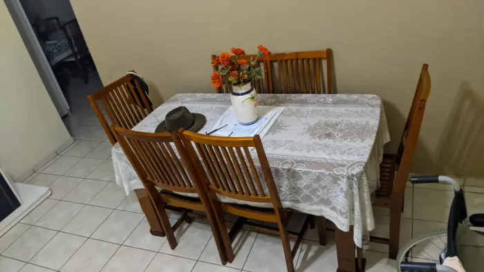 Mesa 100% feita de madeira maciça