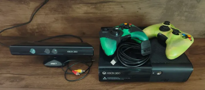 Xbox 360 slim 2015 com 8 jogos, 2 controles e kineckt