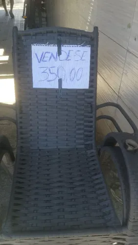 Cadeiras e mesa pequena 