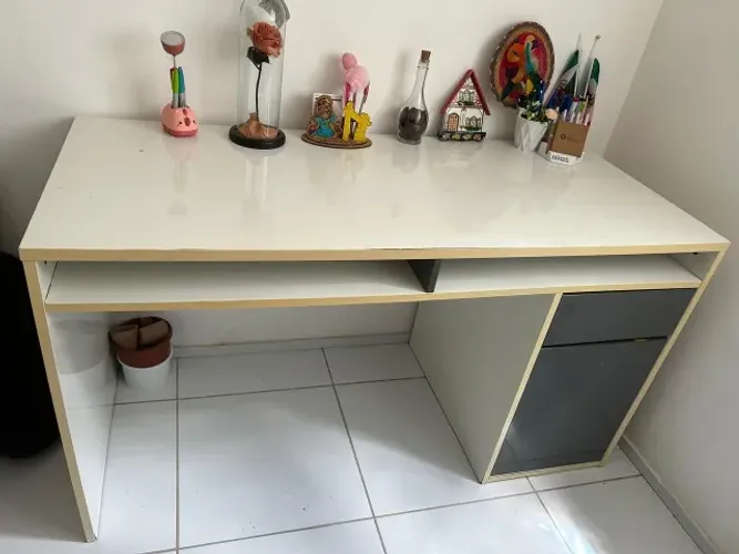Escrivaninha Grande com Gaveta e Porta - 1,40 m