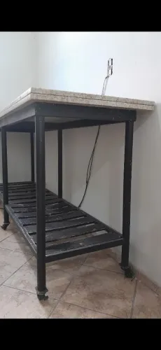 Estou vendendo essa mesa com 2 m de tamanho 60 cm de largura e 4 cm de espessura