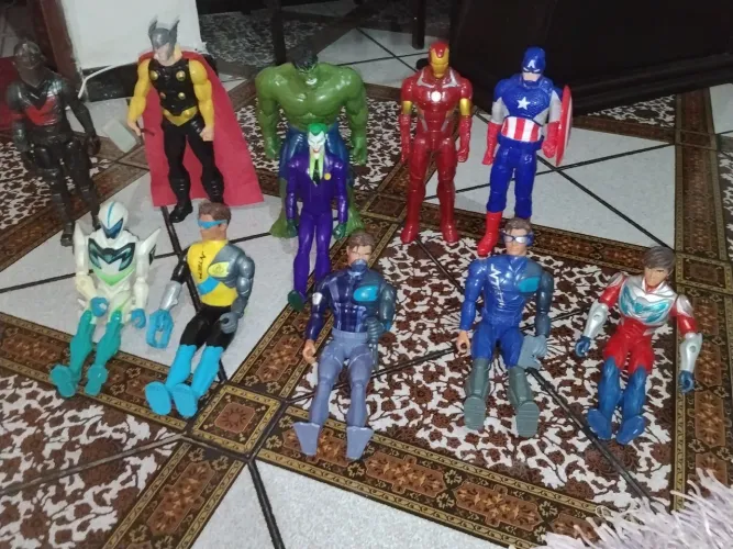 Bonecos originais maxsteels/vingadores e perfeito estado 