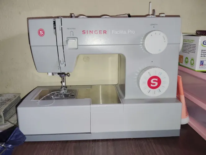 Máquina de costura singer facilita PRO
