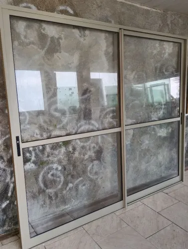 Porta vidro alumínio tamanho 2.65 de largura por 2.30 a altura nova