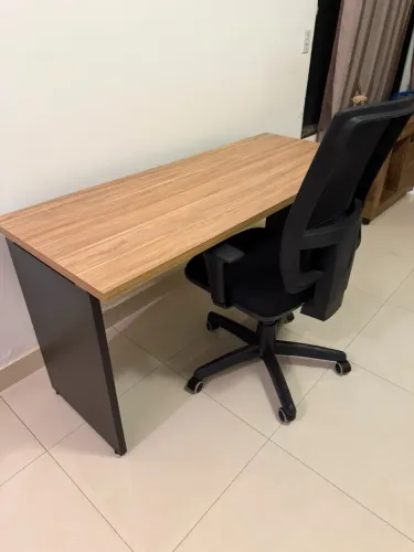 Mesa de trabalho / estudo + Cadeira giratoria em tela