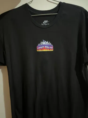Camiseta Nike Town Flames Original - Preta