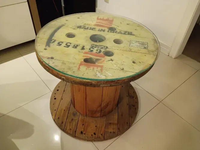 Mesa de carretel com tampo de vidro