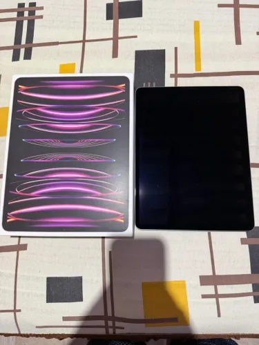 iPad Apple Pro 6th generation 2022 A2436 12.9" 256GB Cinza-Espacial e 8GB de memória RAM