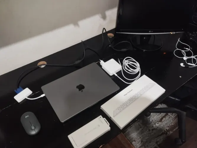 MACBOOK PRO M2 2023 - 32 GB RAM - 500 SSD - 14 polegadas (Problema no Display) + Kit Apple