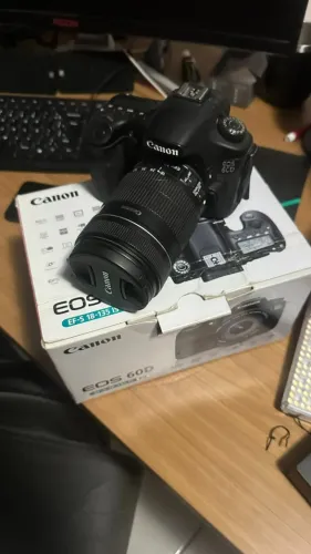 Canon 60D (Pouco usada) (Com todos os acessórios)