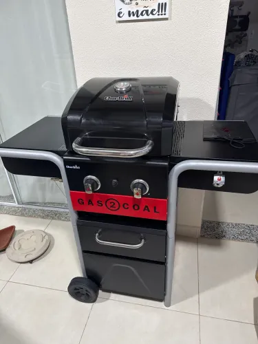 Churrasqueira a carvão e gás semi nova!! Nova está custando 6.000,00!